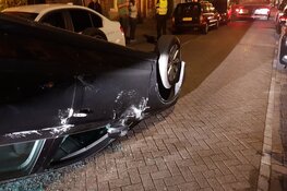 Auto op de kop in krappe Amsterdamse straat