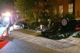 Auto op de kop in krappe Amsterdamse straat