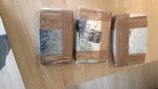 Vuurwapens, 15 kilo cocaïne en cash bij doorzoeking woning Brouwersgracht