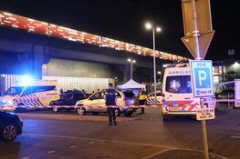 Dode bij schietpartij bij metrostation in Amsterdam-Zuidoost