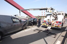 Twee gewonden bij frontale botsing op Schellingwouderbrug in Amsterdam
