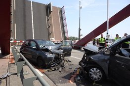 Twee gewonden bij frontale botsing op Schellingwouderbrug in Amsterdam