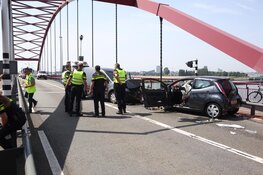 Twee gewonden bij frontale botsing op Schellingwouderbrug in Amsterdam
