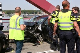 Twee gewonden bij frontale botsing op Schellingwouderbrug in Amsterdam
