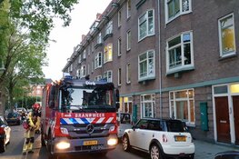 Amsterdamse brandweer haalt vrouw en zeven huisdieren uit woning vol rook
