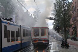 Vrachtauto met container grof vuil in de brand op de Admiraal De Ruijterweg