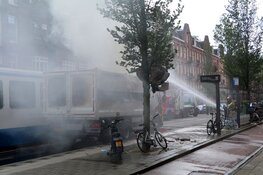 Vrachtauto met container grof vuil in de brand op de Admiraal De Ruijterweg