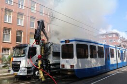 Vrachtauto met container grof vuil in de brand op de Admiraal De Ruijterweg