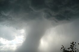 Windhoos boven Amsterdam: meerdere meldingen van schade in de stad