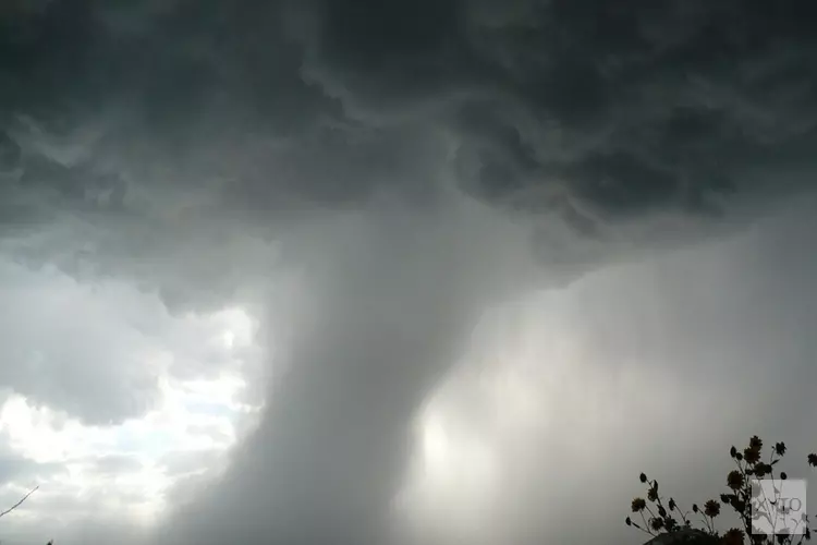 Windhoos boven Amsterdam: meerdere meldingen van schade in de stad