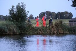 Auto belandt in water langs de Amsteldijk, bestuurder gaat ervandoor