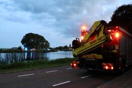 Auto belandt in water langs de Amsteldijk, bestuurder gaat ervandoor