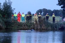 Auto belandt in water langs de Amsteldijk, bestuurder gaat ervandoor