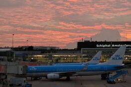 Agressief en dronken in de lucht: vier Italianen aangehouden op Schiphol