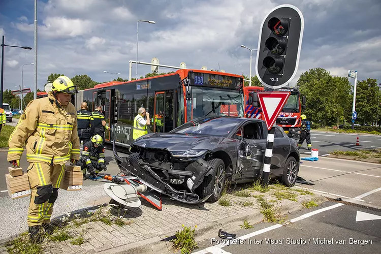Veel schade bij aanrijding tussen bus en Jaguar Hoofddorp