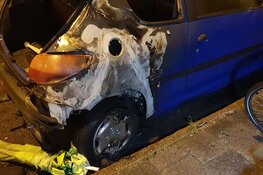 Auto in brand gestoken in Amsterdam-Noord
