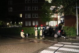 Auto crasht tegen stoplicht en vliegt in brand in Weesp