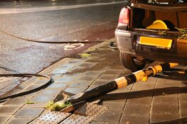 Auto crasht tegen stoplicht en vliegt in brand in Weesp