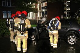 Auto crasht tegen stoplicht en vliegt in brand in Weesp