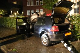 Auto crasht tegen stoplicht en vliegt in brand in Weesp