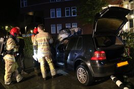 Auto crasht tegen stoplicht en vliegt in brand in Weesp