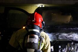 Taxi uitgebrand in Amsterdam, buurtbewoners hoorden harde knal