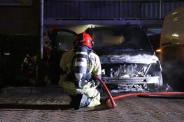 Taxi uitgebrand in Amsterdam, buurtbewoners hoorden harde knal