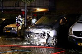 Taxi uitgebrand in Amsterdam, buurtbewoners hoorden harde knal