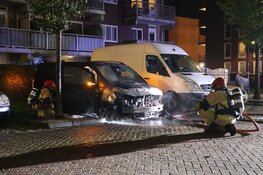 Taxi uitgebrand in Amsterdam, buurtbewoners hoorden harde knal