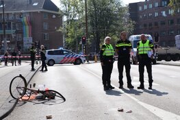 Fietser zwaargewond na aanrijding met taxi