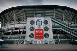 Standbeeld en stadion van Cruijff in Barcelona