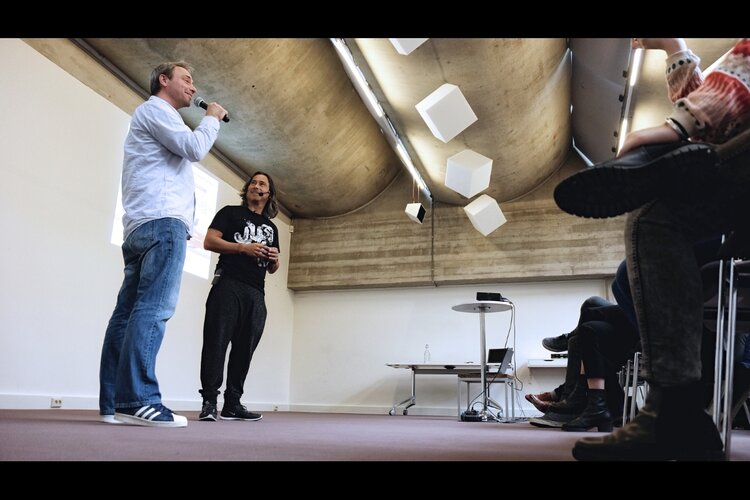 Een dag meelopen met Willem van de kunstuitleen voor particulieren