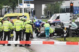 Auto crasht tijdens wilde achtervolging in Westpoort