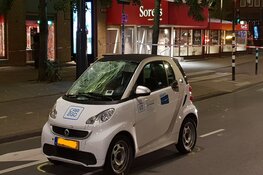 Fietser zwaargewond nabij Leidseplein na botsing met huurauto