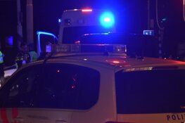 Beschoten automobilist knalt tegen brandweerkazerne Amsterdam: slachtoffer zwaargewond