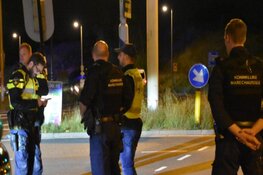 Beschoten automobilist knalt tegen brandweerkazerne Amsterdam: slachtoffer zwaargewond