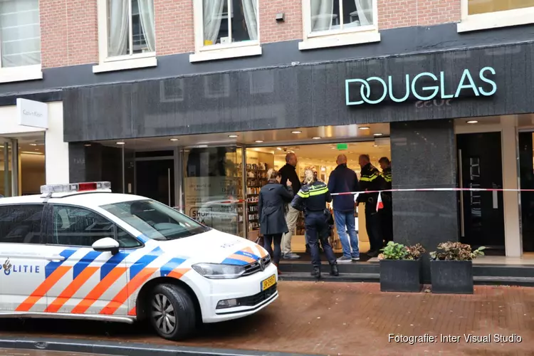 Man met mes overvalt Douglas in Amsterdam