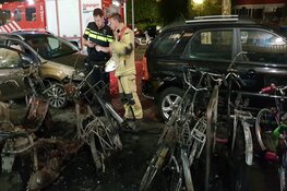 Twee scooters en zeven fietsen in de brand