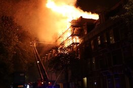Grote brand in leegstaand pand Amsterdam: omliggende huizen ontruimd