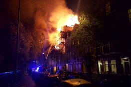 Grote brand in leegstaand pand Amsterdam: omliggende huizen ontruimd