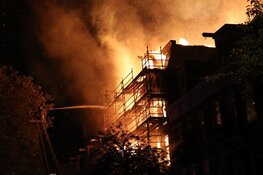 Grote brand in leegstaand pand Amsterdam: omliggende huizen ontruimd