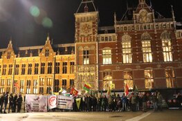 Spontaan protest tegen Erdogan op station Amsterdam Centraal