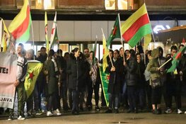 Spontaan protest tegen Erdogan op station Amsterdam Centraal
