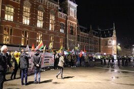 Spontaan protest tegen Erdogan op station Amsterdam Centraal
