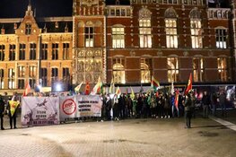 Spontaan protest tegen Erdogan op station Amsterdam Centraal