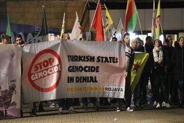 Spontaan protest tegen Erdogan op station Amsterdam Centraal