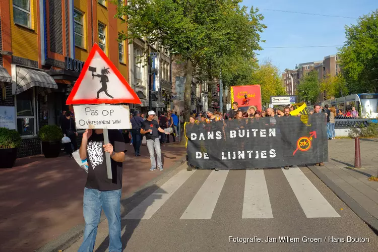 Dansparade staat 1 minuut stil op de Dam voor gevallen vrijplaatsen