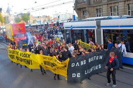 Dansparade staat 1 minuut stil op de Dam voor gevallen vrijplaatsen