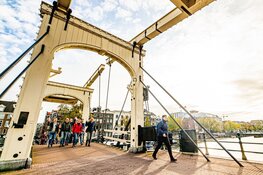 Amsterdamse iconen en perfect wandelweer laten Amsterdam City Walk stralen