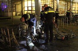 Twee scooters door brand volledig verwoest bij Metrostation Wibautstraat